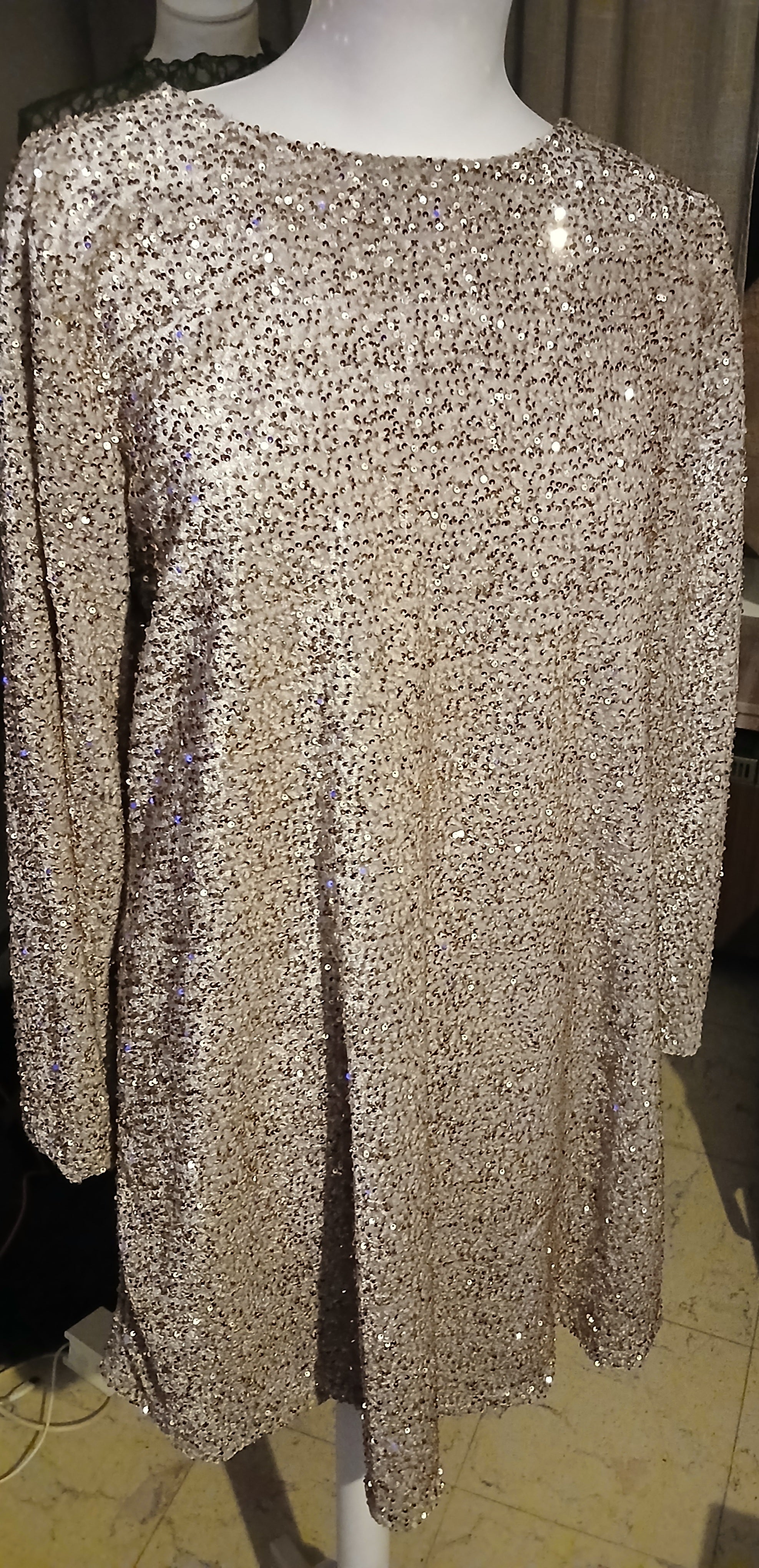 Beige glitterjurk met strik achteraan