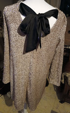 Beige glitterjurk met strik achteraan