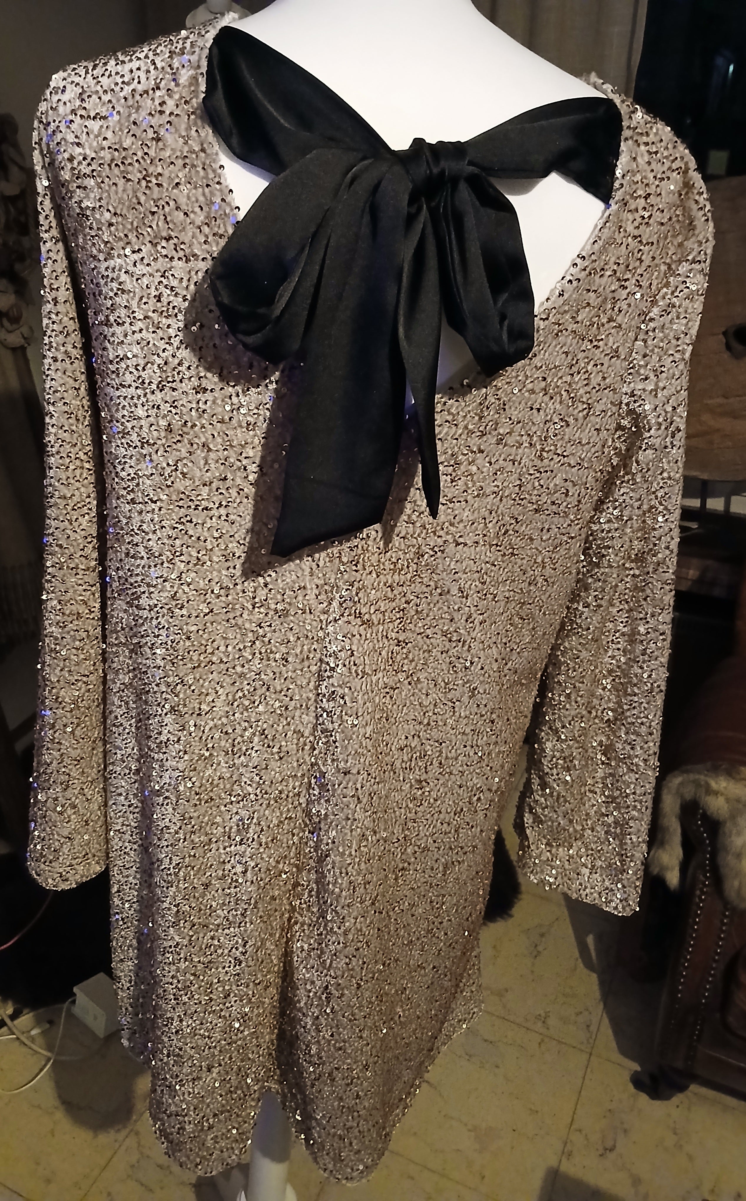 Beige glitterjurk met strik achteraan